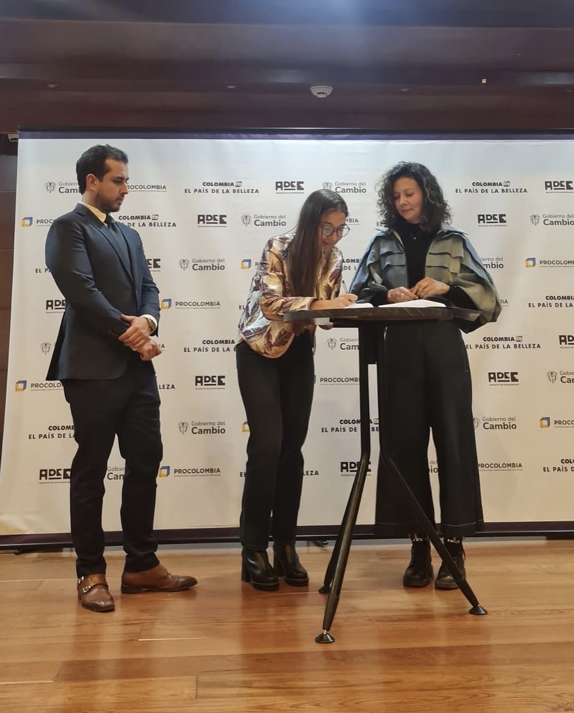 Firma con ProColombia y Adee